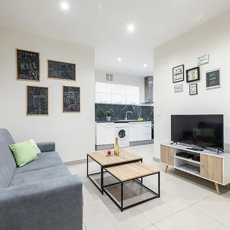 Апартаменты Charming 1 Bdr Old Town